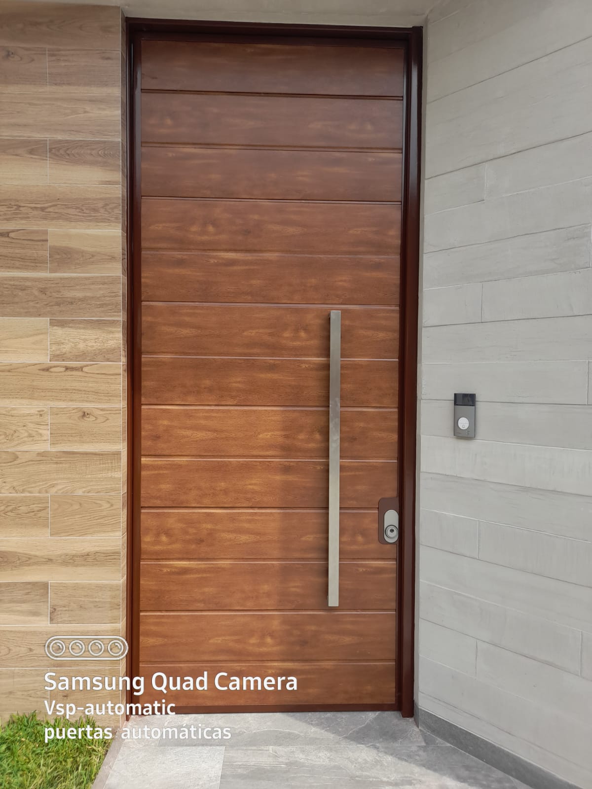 Puerta principal color madera